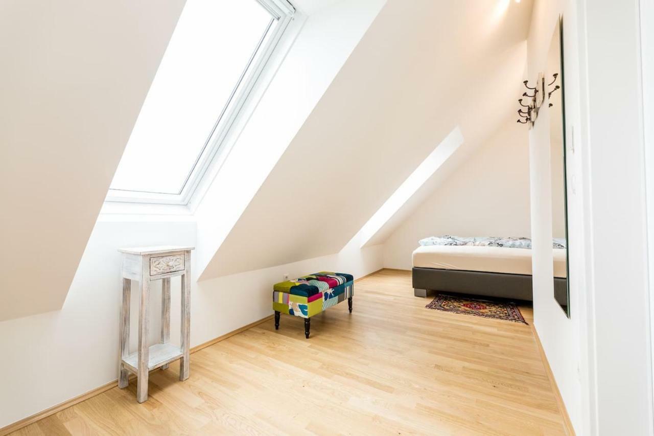 Grosse Dachgeschosswohnung Im Herzen Von Graz Exterior foto