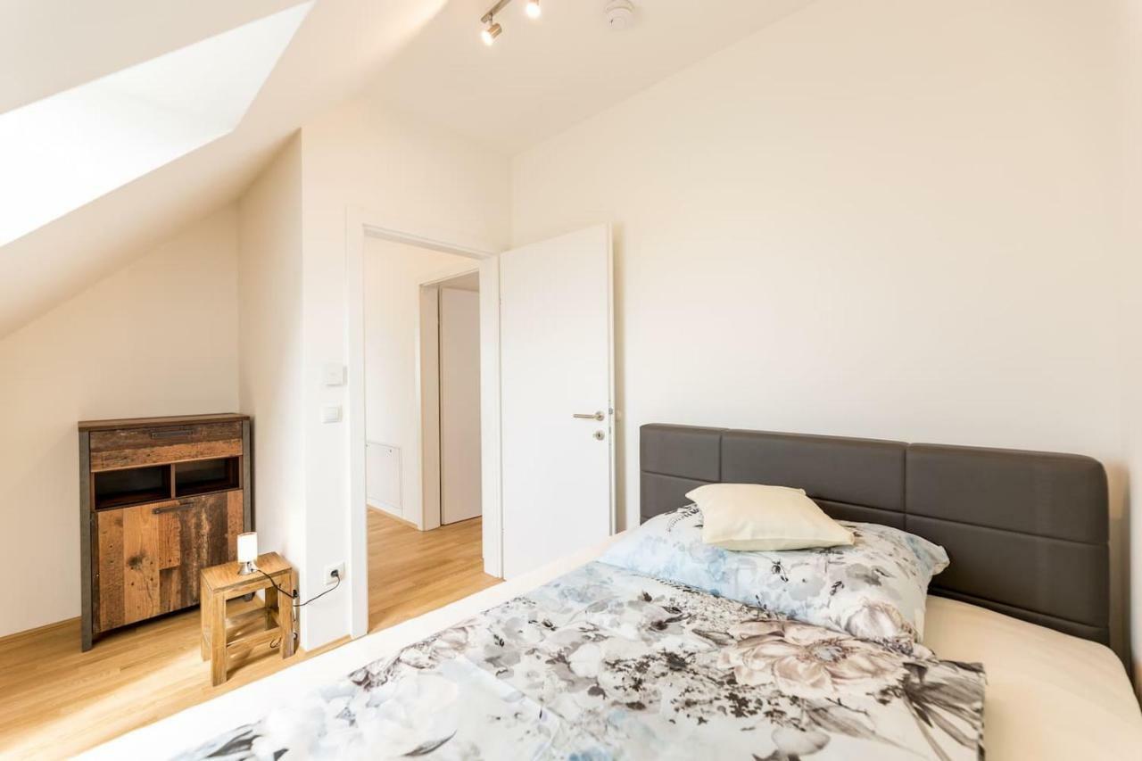 Grosse Dachgeschosswohnung Im Herzen Von Graz Exterior foto