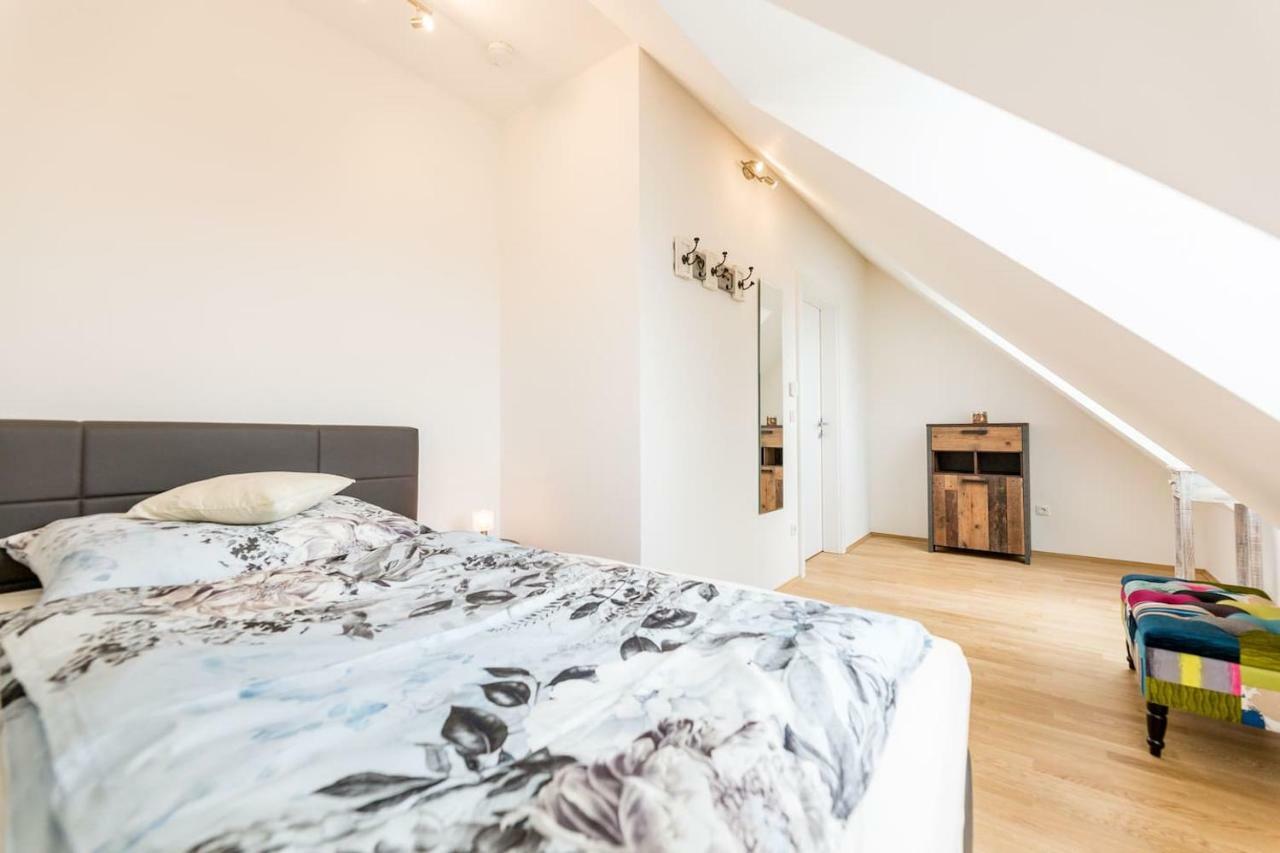 Grosse Dachgeschosswohnung Im Herzen Von Graz Exterior foto